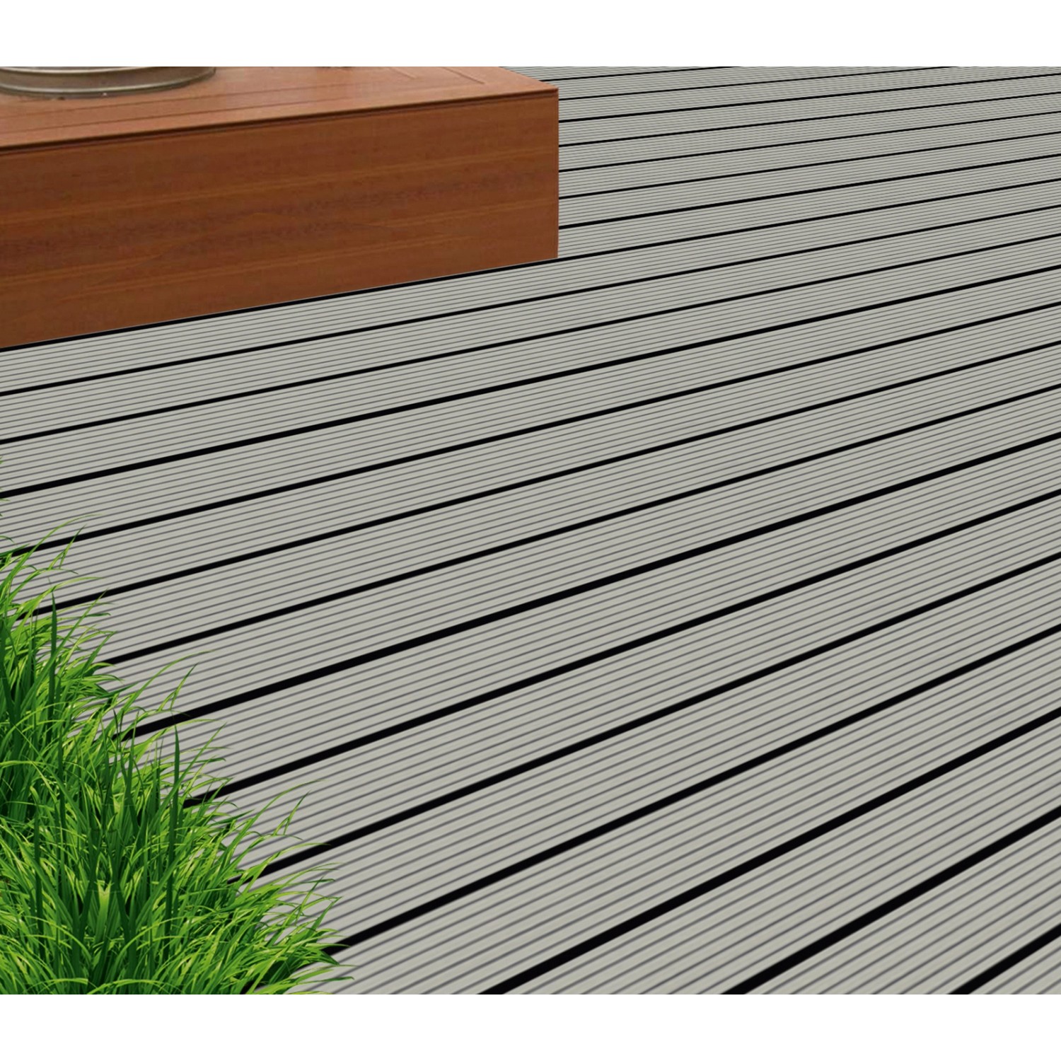 Hellgraue WPC Terrassendielen (2,1x14,5x300 cm) mit geriffelter Oberfläche auf Terrasse verlegt.