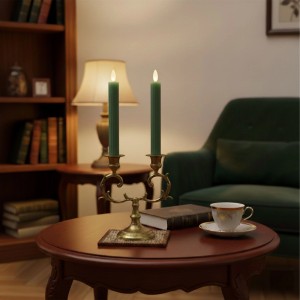 Zwei khakifarbene LED-Echtwachs-Stabkerzen (25 cm) mit flackernder Flamme und Timer im 2er Set auf einem Tisch.