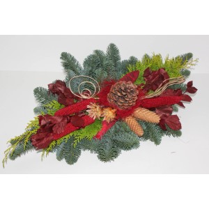 Grabstrauß Nobilis, ca. 70 cm, mit Tannenzweigen, roten Akzenten und Zapfen für Gedenktage.