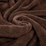 Nahaufnahme: Bestlivings Kuscheldecke mit Ärmeln, braun, weiches Polyester-Material.