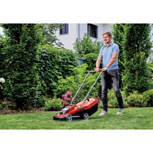 Einhell Akku-Rasenmäher GE-CM 18/32 Li-Solo in Aktion auf Rasenfläche.
