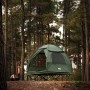 Grünes SoBuy Feldbett-Campingzelt für 2 Personen im Wald. Outdoor Zelt mit erhöhter Liegefläche und Mesh-Fenstern.