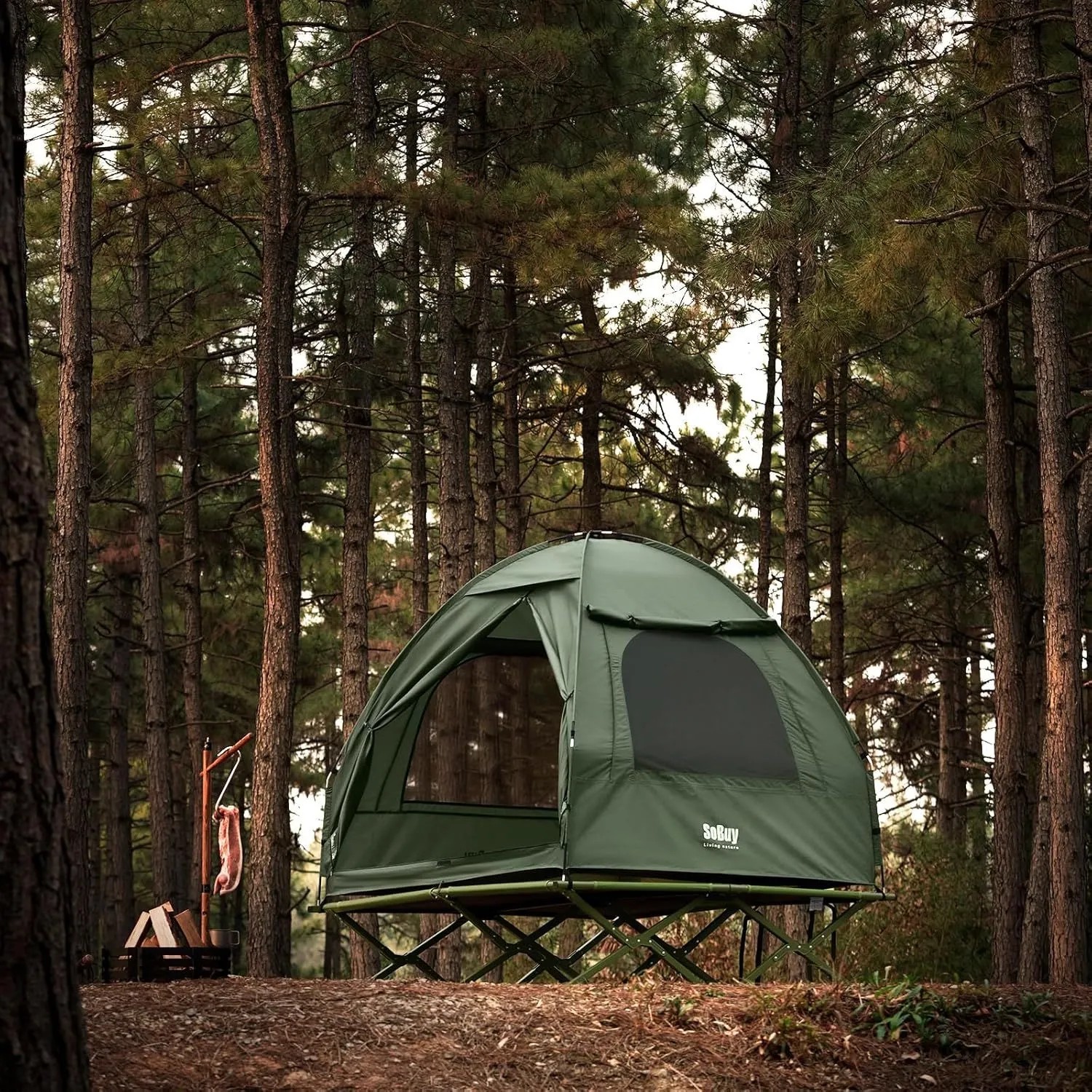 Grünes SoBuy Feldbett-Campingzelt für 2 Personen im Wald. Outdoor Zelt mit erhöhter Liegefläche und Mesh-Fenstern.