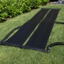 Steinbach Speed Solar Sun Kollektoren (600x70 cm) auf Rasen mit Schlauchanschluss.