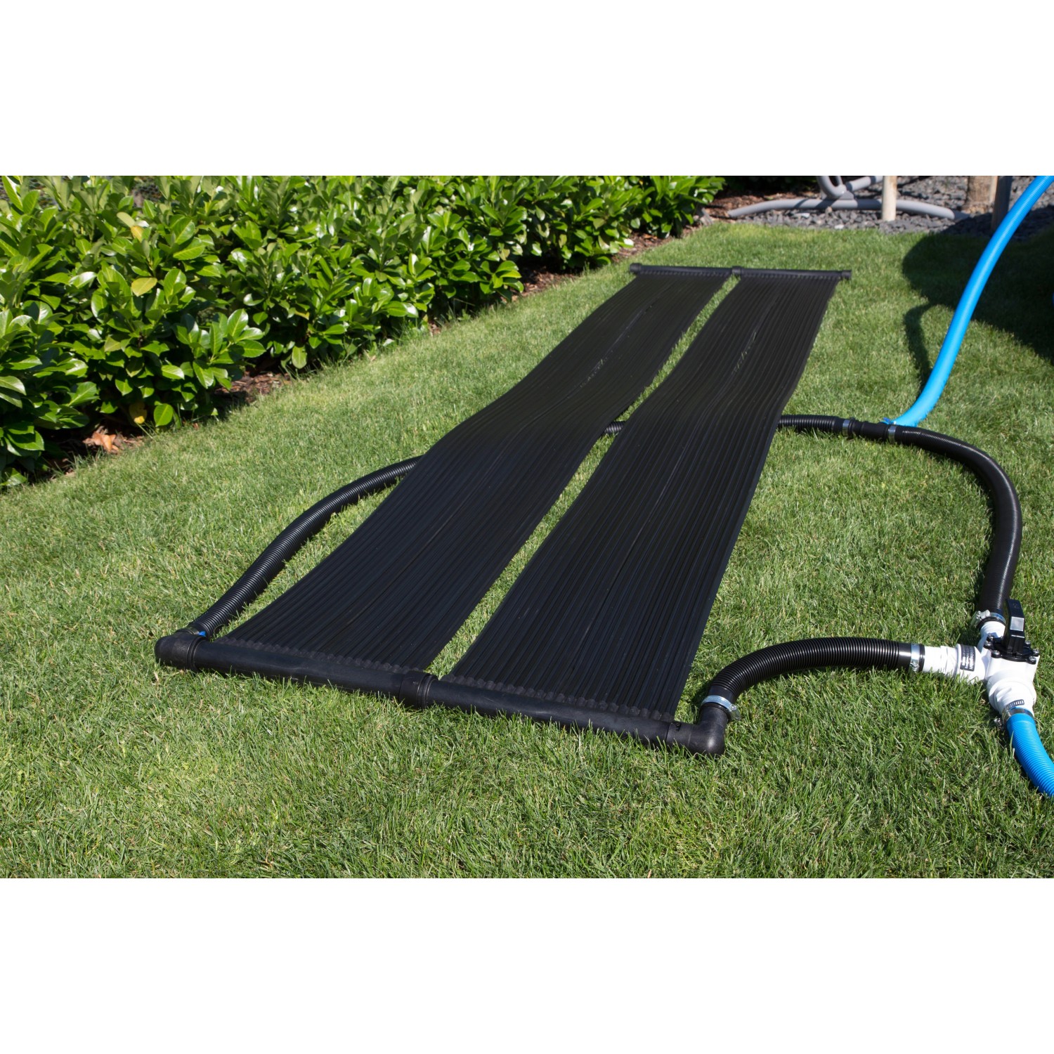 Steinbach Speed Solar Sun Kollektoren (600x70 cm) auf Rasen mit Schlauchanschluss.