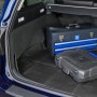 OBI Antirutschmatte im Kofferraum eines Autos, mit Werkzeugkiste und schwarzem Koffer.