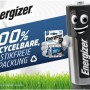 Energizer Ultimate Lithium AA Batterien, 2er-Packung. Maskottchen hält Packung mit 4 Batterien. 100% recycelbare Verpackung.