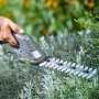 LUX Akku-Gras- und Strauchschere A-GS-20/20 im Einsatz beim Schneiden von Pflanzen.