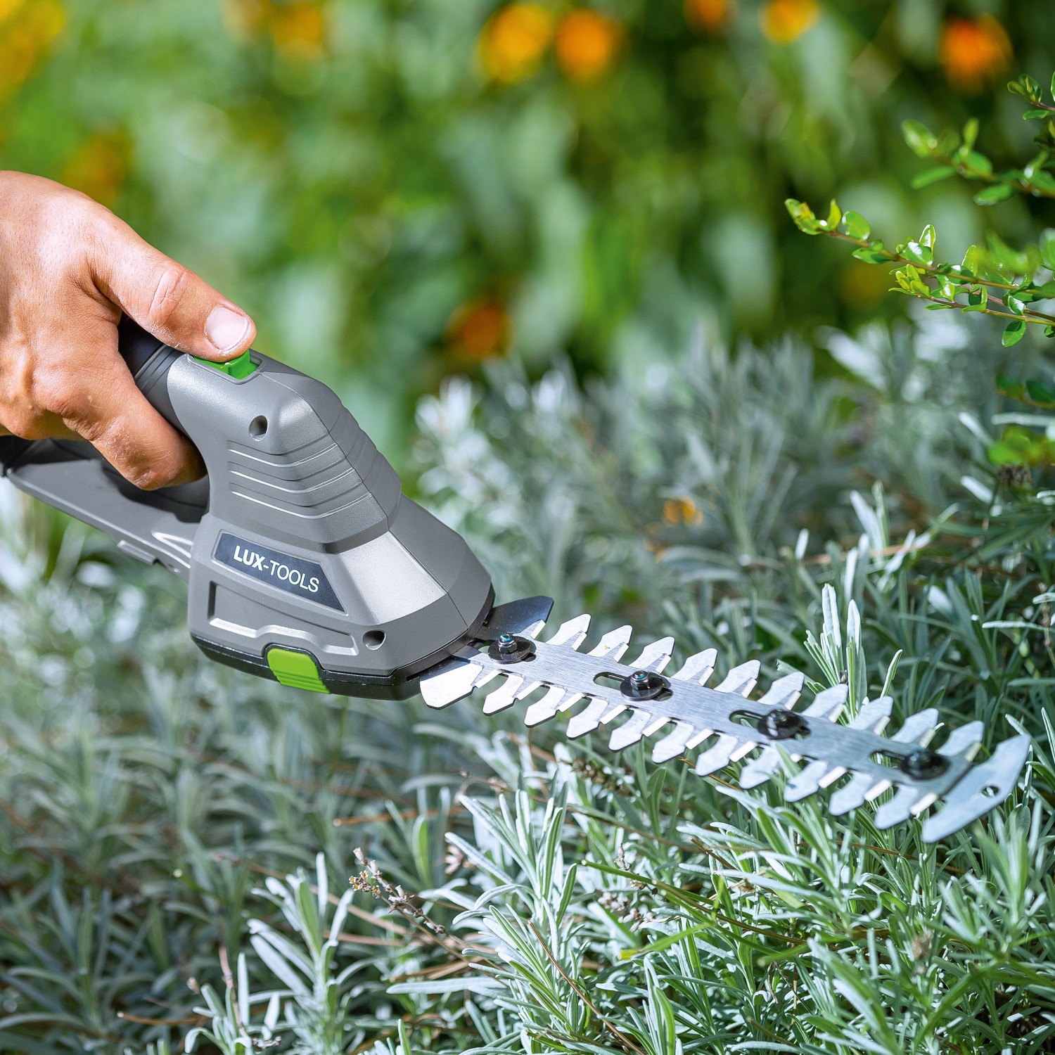 LUX Akku-Gras- und Strauchschere A-GS-20/20 im Einsatz beim Schneiden von Pflanzen.