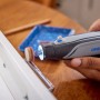 Dremel 8150-20 Akku-Multifunktionswerkzeug im Einsatz mit LED-Licht und Zubehör.