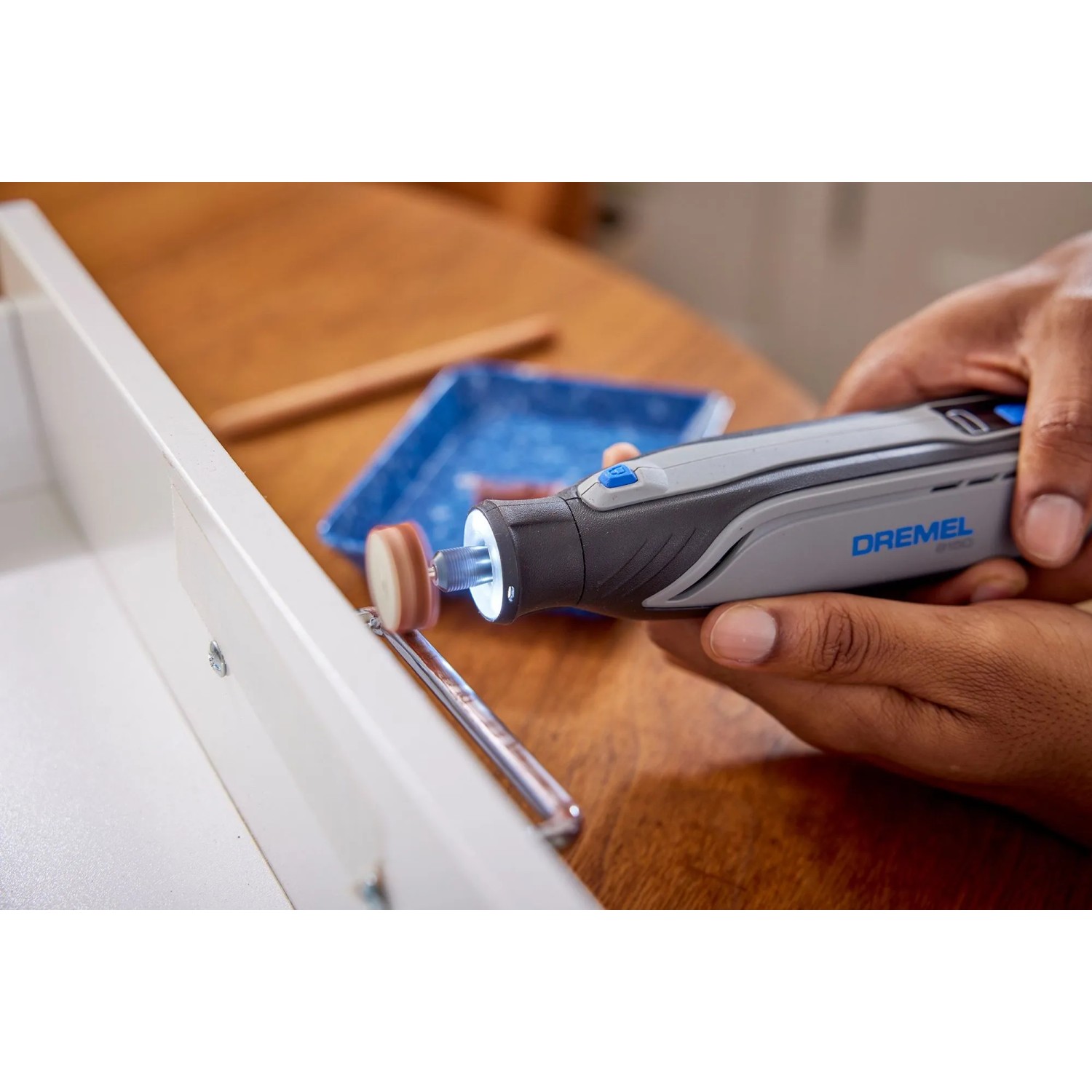 Dremel 8150-20 Akku-Multifunktionswerkzeug im Einsatz mit LED-Licht und Zubehör.