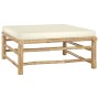 Fußhocker aus Bambus mit cremeweißem Kissen, Teil des vidaXL Garten-Lounge-Sets.