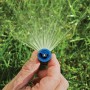 Rain Bird Sprühdüse VAN 10 APG in Aktion: Bewässerung von Rasenfläche mit feinem Sprühnebel.