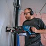 Bosch Professional GBH 18V-28 DC Akku Bohrhammer im Einsatz mit Staubabsaugung.