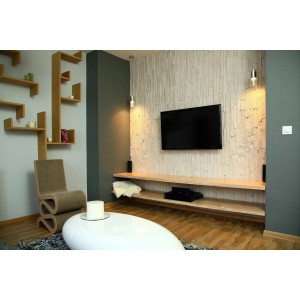 Wohnzimmer mit Stegu Verblender Creta Gips Beige Wandverkleidung in Steinoptik.