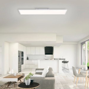 Dimmbare LED-Deckenleuchte, 100x25 cm, weiß, montiert in modernem Wohnraum.