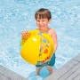 Lachender Junge mit gelbem Bestway Wasserball (Ø 34 cm) im Pool.
