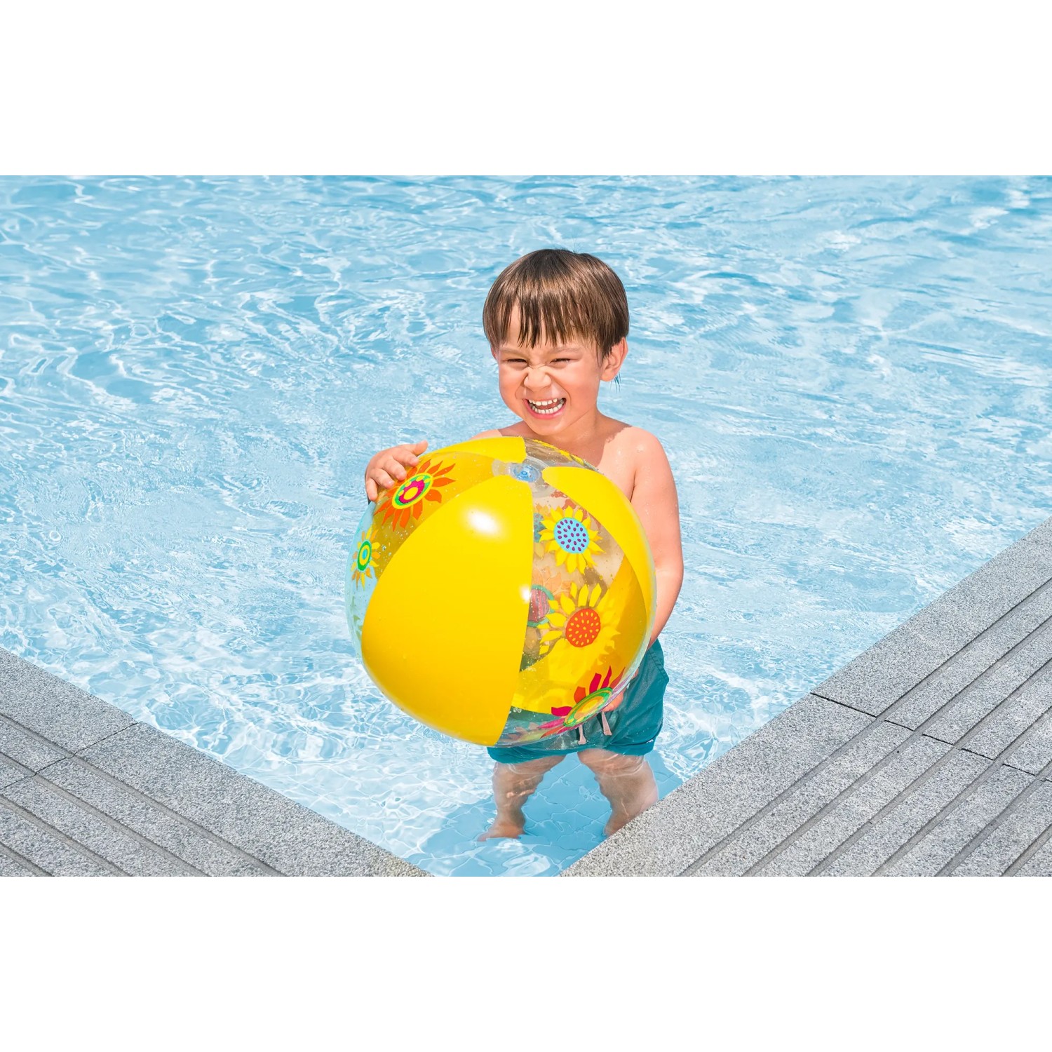 Lachender Junge mit gelbem Bestway Wasserball (Ø 34 cm) im Pool.
