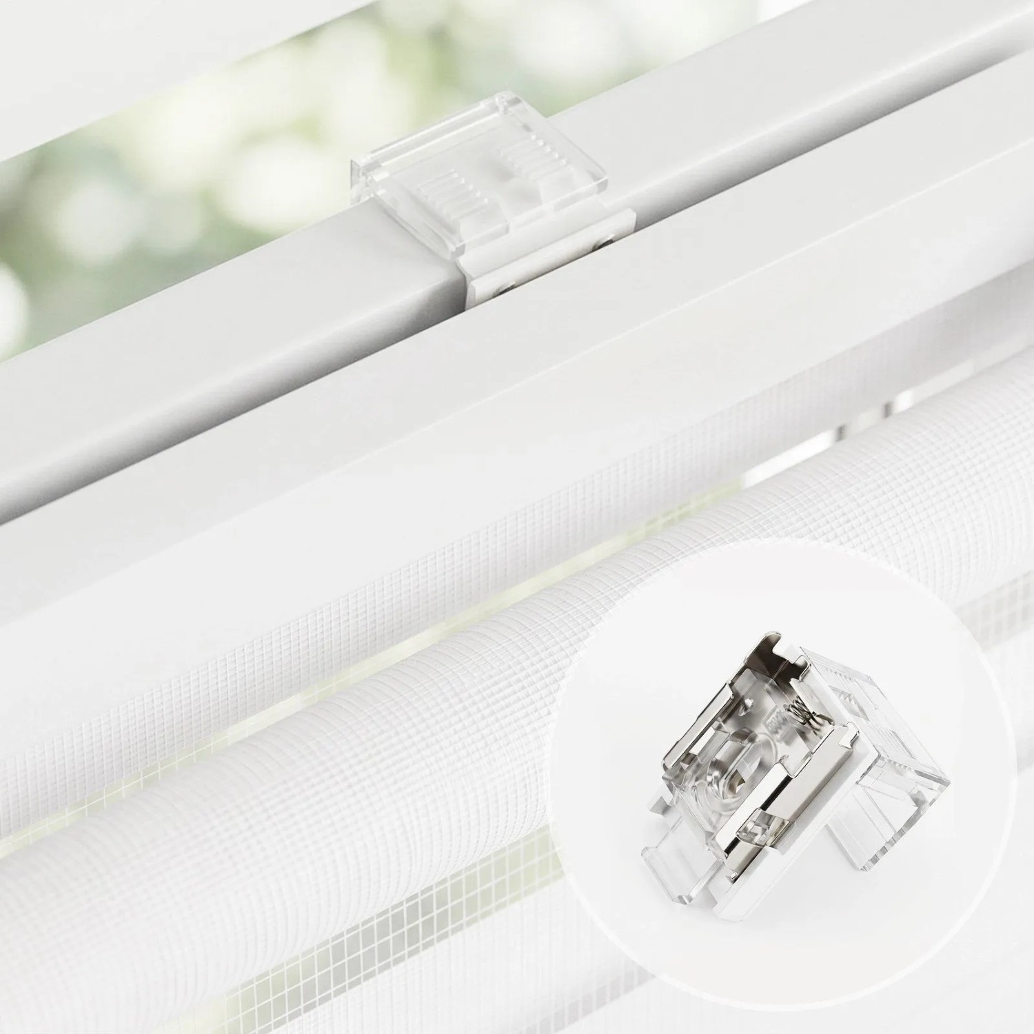Weißes SALCAR Doppelrollo mit Klemmfix-Halterung am Fenster. Transparenter Klemmträger für bohrfreie Montage des Sichtschutzes.