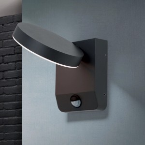 Anthrazitfarbene LED Außen Wandleuchte mit schwenkbarem Kopf und Sensor. Warmweißes Licht für Garten & Eingang.