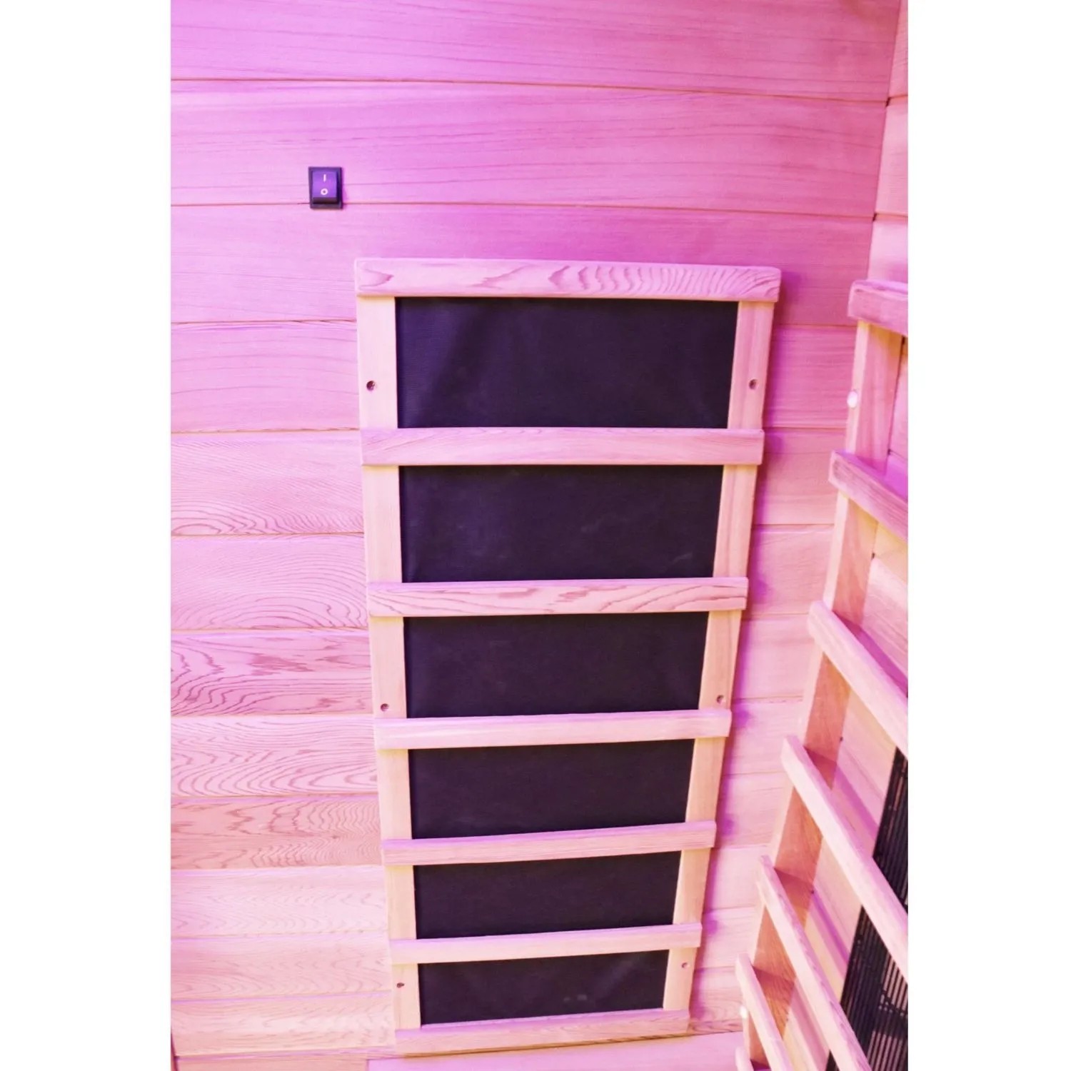 Innenansicht der Dewello Infrarotkabine mit Karbonstrahler und Hemlock Zeder Wand.