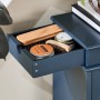 Detailaufnahme: Schublade des blauen SoBuy Schuhschranks mit Schuhpflegeprodukten.