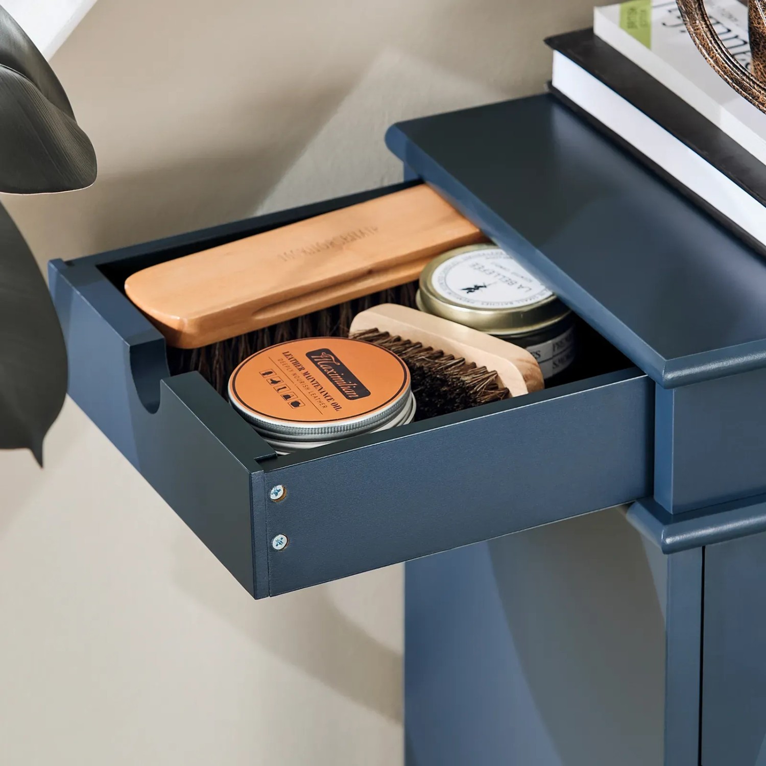 Detailaufnahme: Schublade des blauen SoBuy Schuhschranks mit Schuhpflegeprodukten.