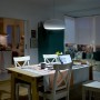 Philips LED E27 Leuchtmittel in Wohnraum-Szene mit warmweißem Licht.