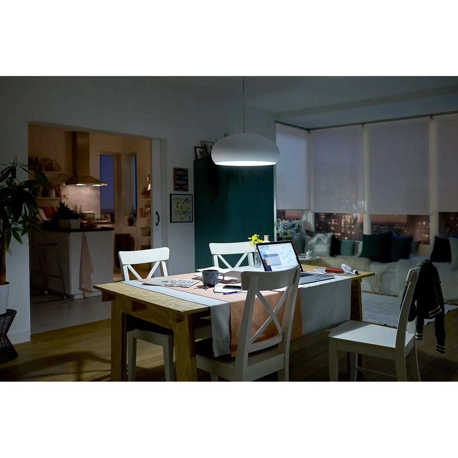 Philips LED E27 Leuchtmittel in Wohnraum-Szene mit warmweißem Licht.