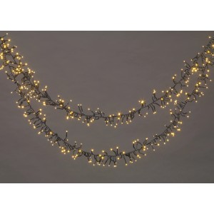 LED-Büschellichterkette mit 768 warmweißen LEDs und schwarzem Kabel, 550 cm lang.