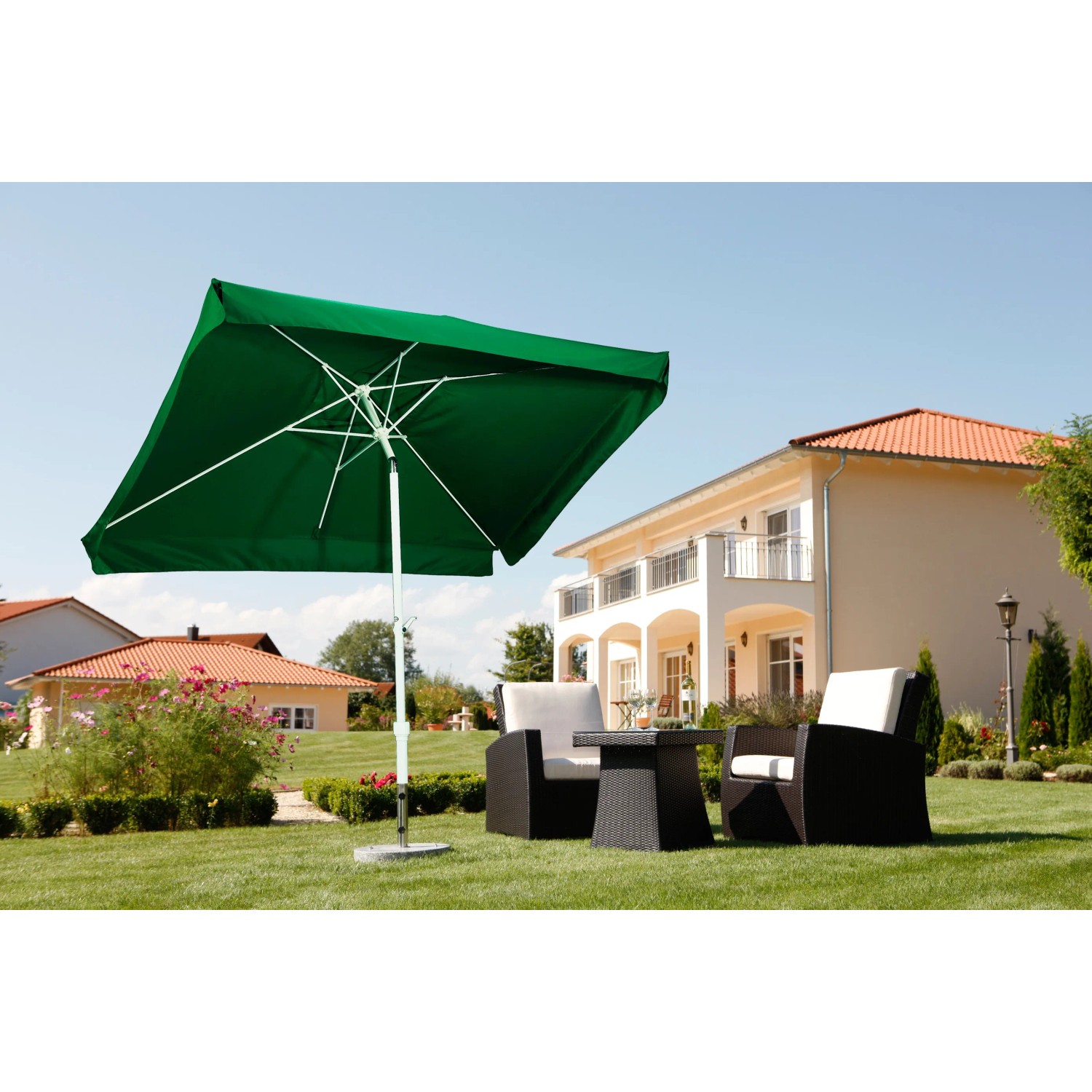 Grüner Schneider Balkonschirm Oslo 300x200 cm mit Knickfunktion im Garten.