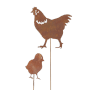 Brauner Gartenstab Marlene von Boltze mit Huhn und Küken als Gartendeko.