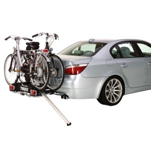 Thule Auffahrschiene für EuroPower 915 Fahrradträger am Auto mit zwei Fahrrädern.