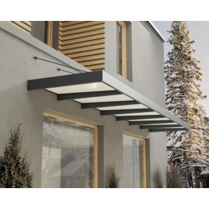 Graues Palram Canopia Vordach Sophia XL 660 cm x 140 cm am Haus montiert.