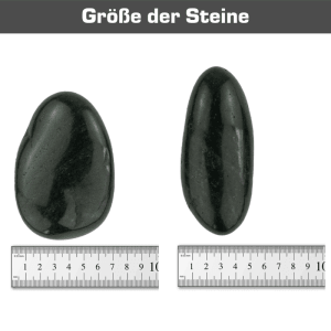Zwei polierte, schwarze Zierkiesel (5-8 cm) mit Größenangabe (Lineal).