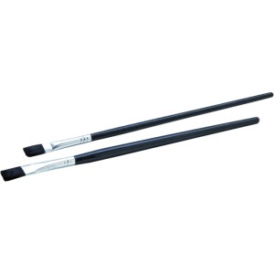 Zwei schwarze, flache Ausbesserungspinsel für präzise Malerarbeiten und Details im Heimwerker Maler-Set.