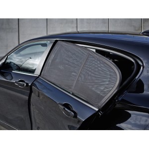 OBI Sonnenschutz 2er Set am Seitenfenster eines Autos, schützt vor Sonne.