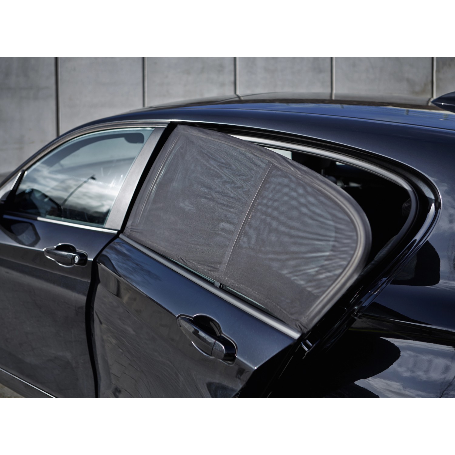 OBI Sonnenschutz 2er Set am Seitenfenster eines Autos, schützt vor Sonne.