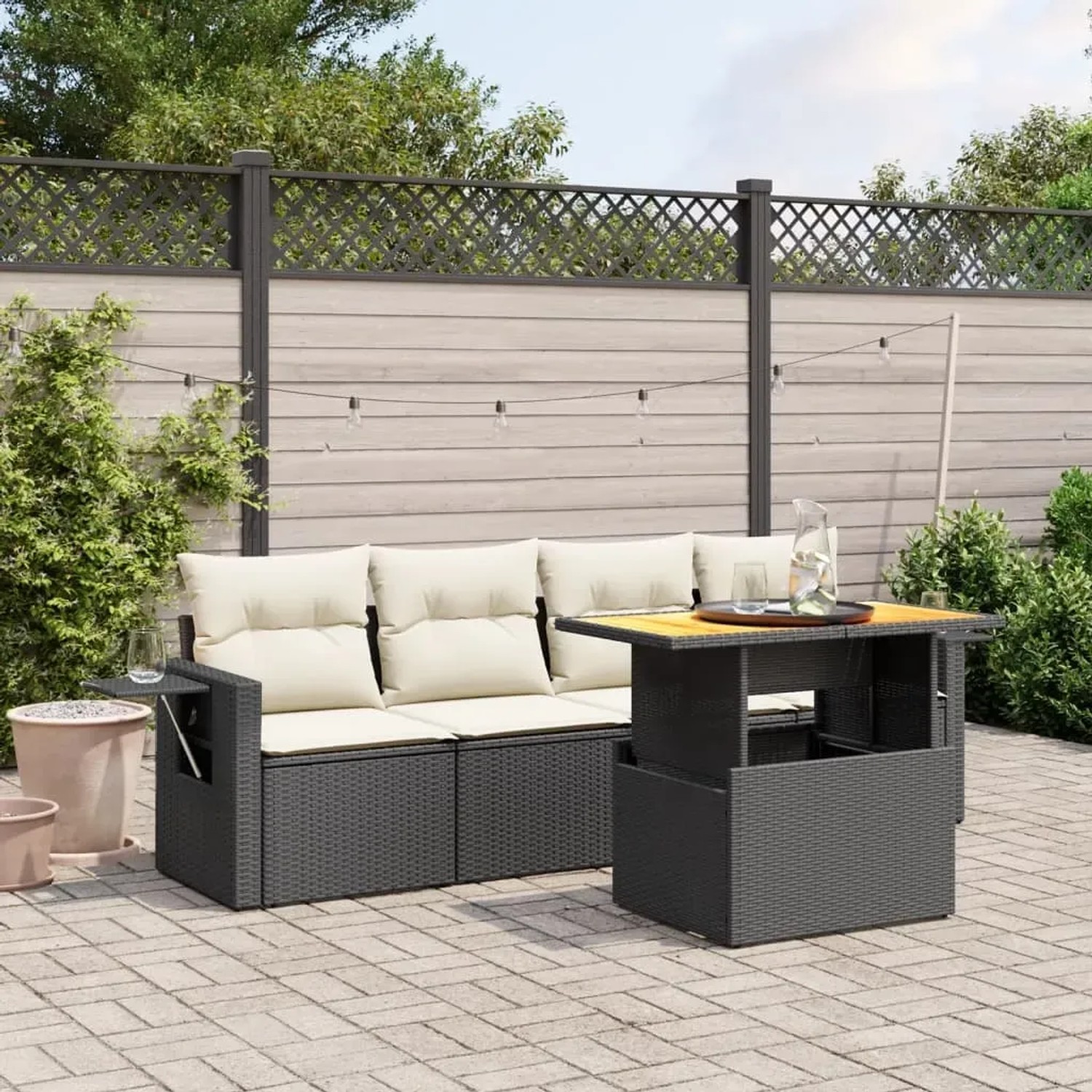 Schwarze 5-tlg. vidaXL Garten-Sofagarnitur aus Poly Rattan mit cremefarbenen Kissen und Tisch.