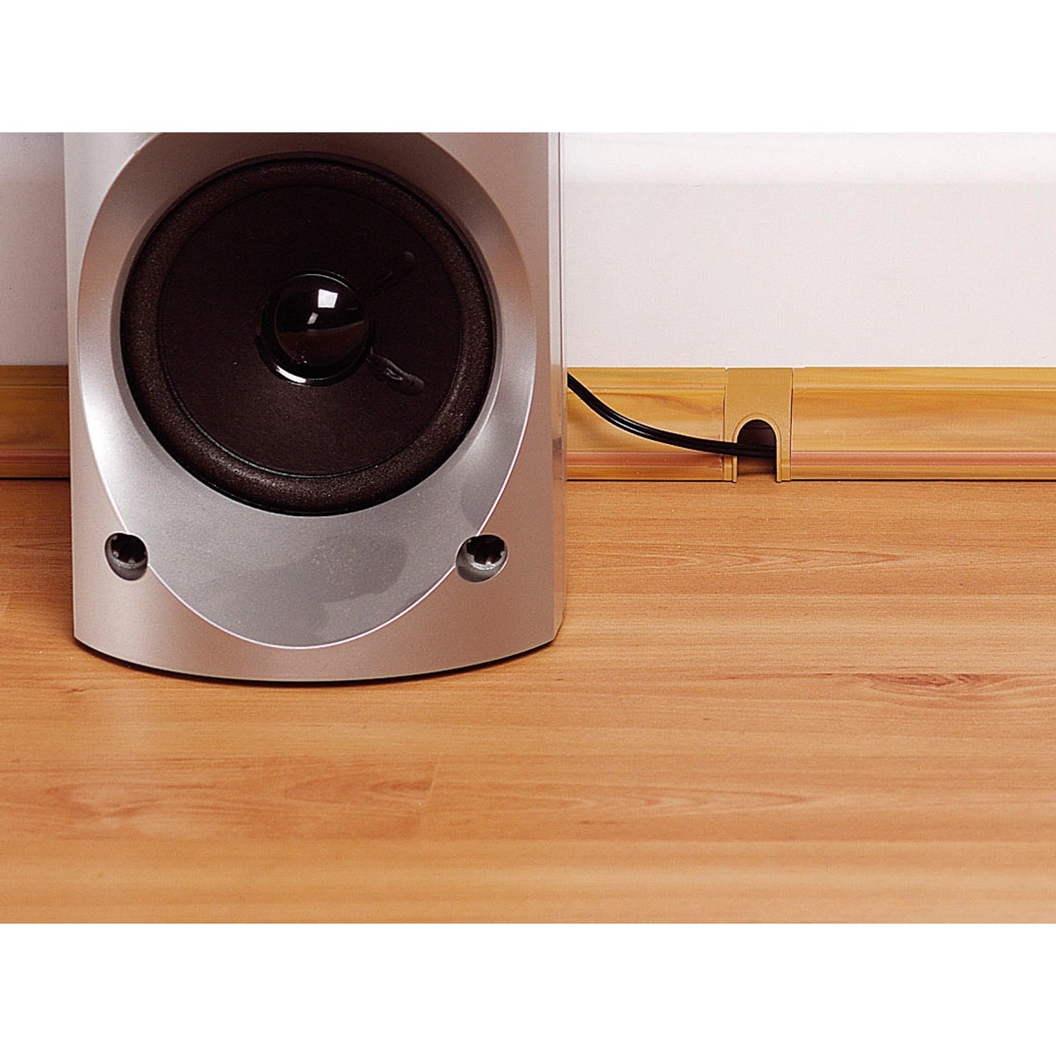 D-Line Kabelkanal 16x8 mm in Holzoptik, verdeckt Kabel dezent an der Wand neben einem Lautsprecher.