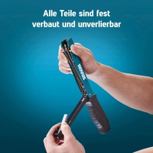Blauer Novus J-022 Hammertacker, Hände bedienen Klammerschieber. Robuste Vollmetall-Konstruktion für schnelles Nachladen.