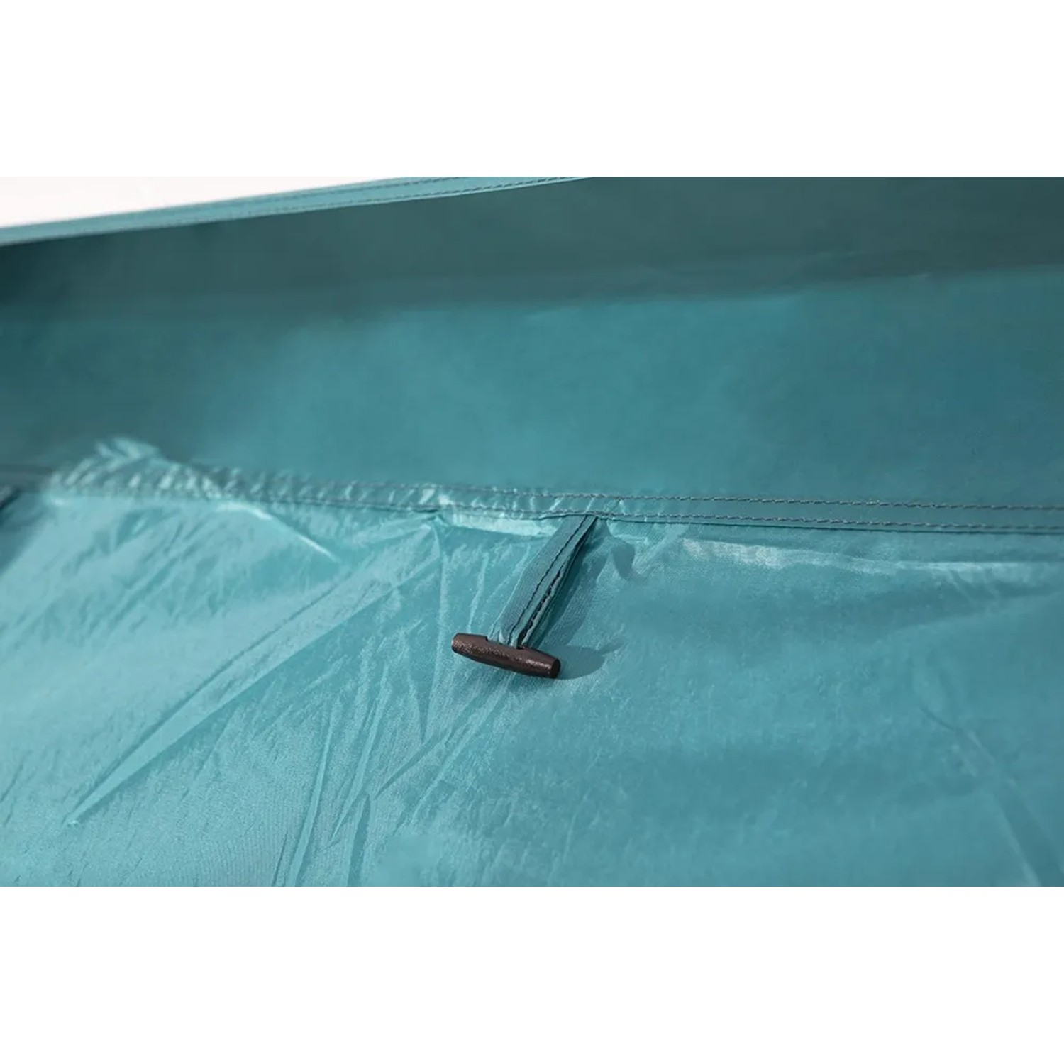 Detailaufnahme Pavillo Family Ground 6 Zelt: Abspannseil und Naht.