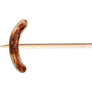 Lagerfeuerstock-Set: Gegrillte Wurst auf Holzspieß, ideal für Grillabenteuer.