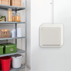 Aufputz Wipptaster von Merten, weiße Ausführung an Wand montiert.