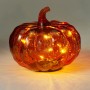 Dekorative orangefarbene Kürbis Glaslampe mit warm leuchtenden LEDs, perfekt für Herbst & Halloween.