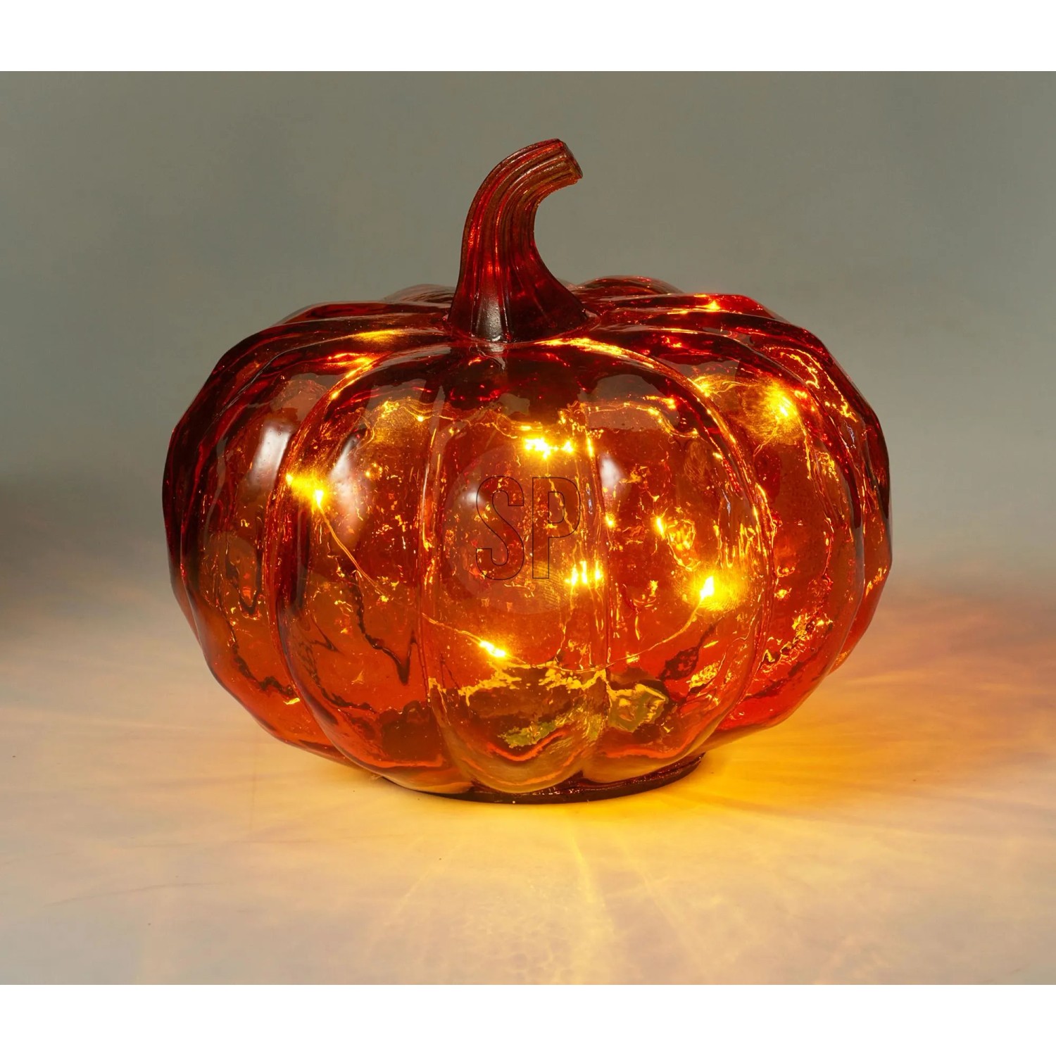 Dekorative orangefarbene Kürbis Glaslampe mit warm leuchtenden LEDs, perfekt für Herbst & Halloween.