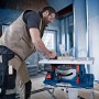 Bosch Professional Akku-Tischkreissäge GTS 18V-216 beim Sägen von Holz.