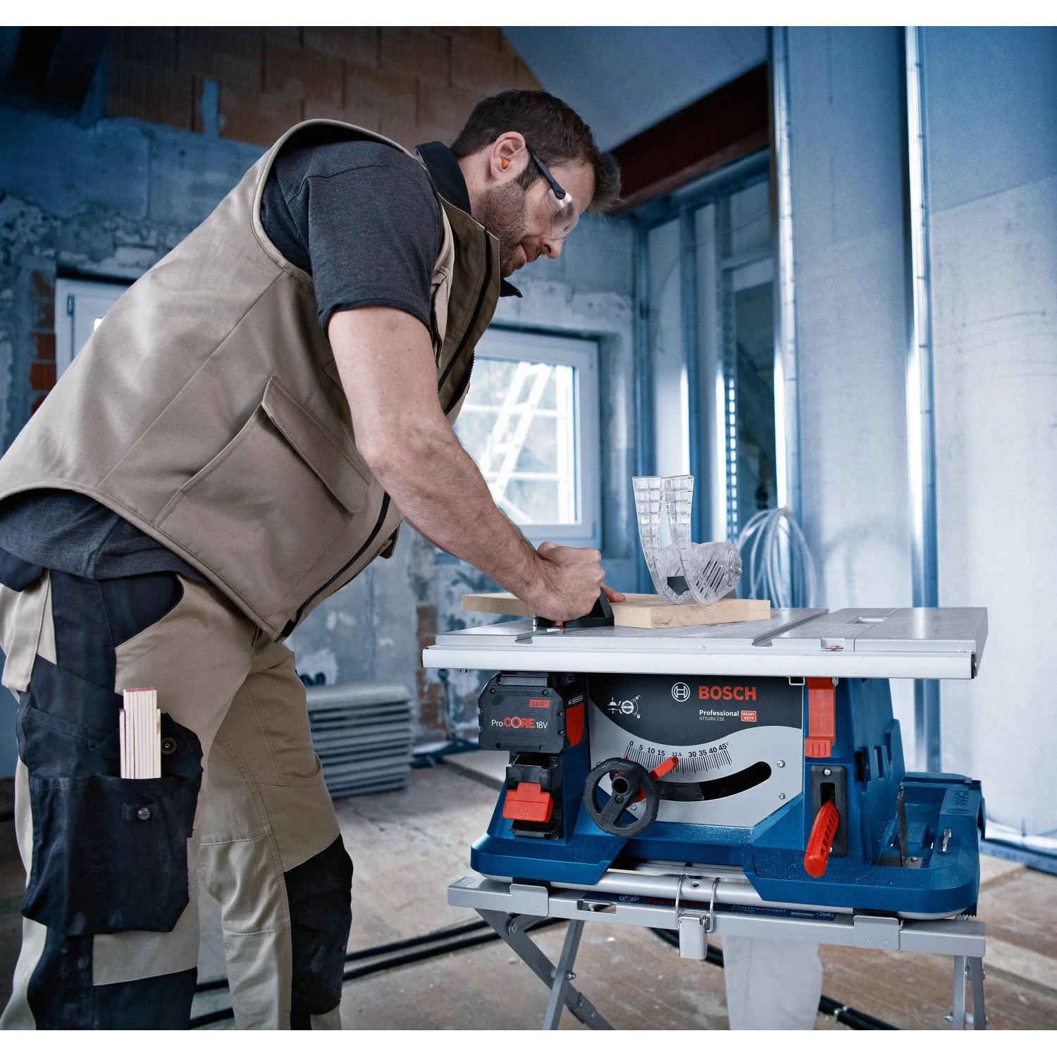 Bosch Professional Akku-Tischkreissäge GTS 18V-216 beim Sägen von Holz.