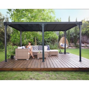 Canopia Gartenpavillon Milano 3.1 x 4.3 in Anthrazit mit Sitzgruppe und Hängesessel auf Holzterrasse.