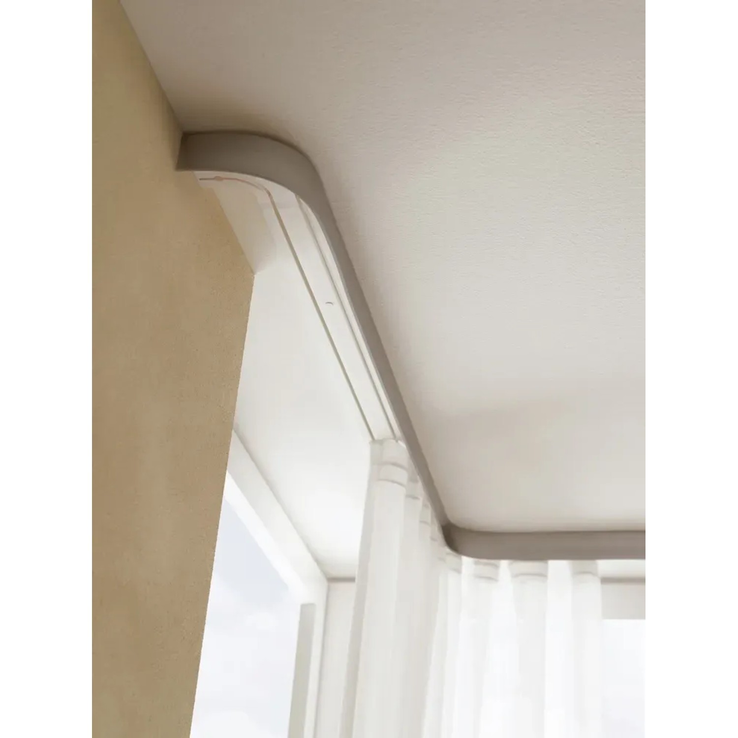Weiße, 2-läufige Gardinia Vorhangschiene GE2 (210 cm) an der Decke montiert.